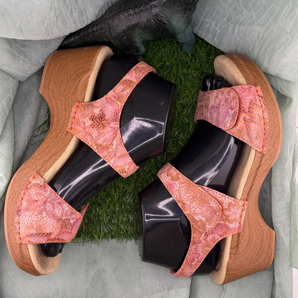 Dansko Women’s Sonnet Pink Embossed Metallic Floral Wedge Sandals | 38 - Picture 5 of 15